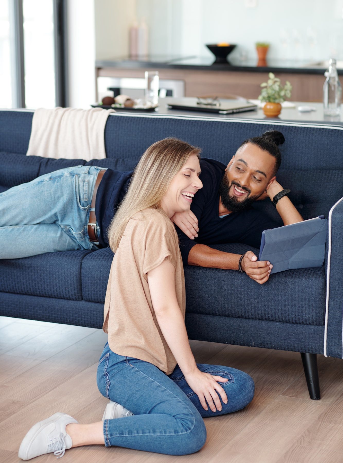 laughing-couple-with-tablet-computer